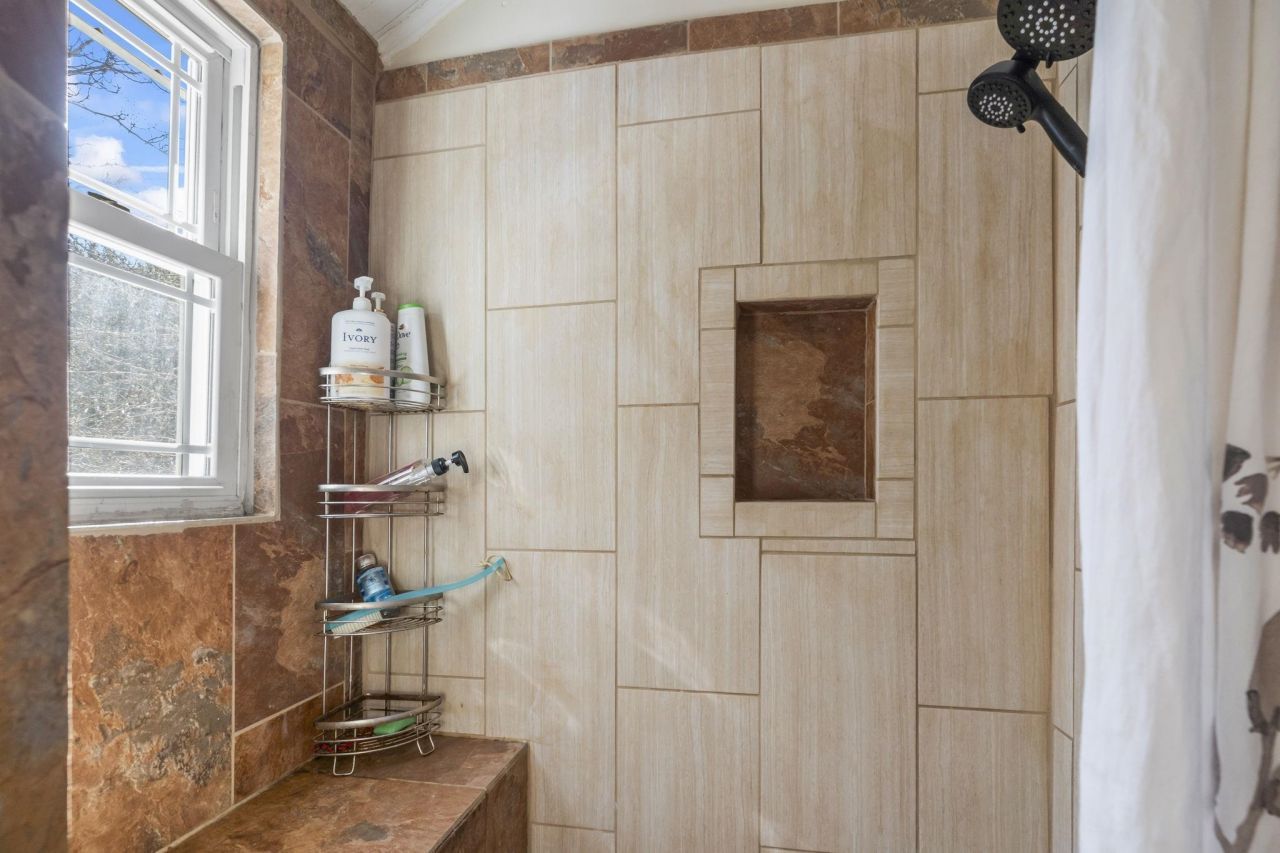 1006 10th Ave. Photo 27