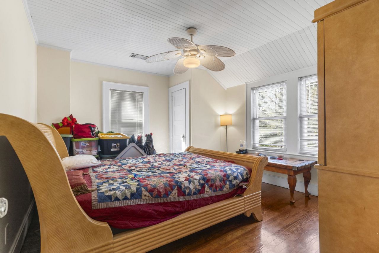 1006 10th Ave. Photo 31