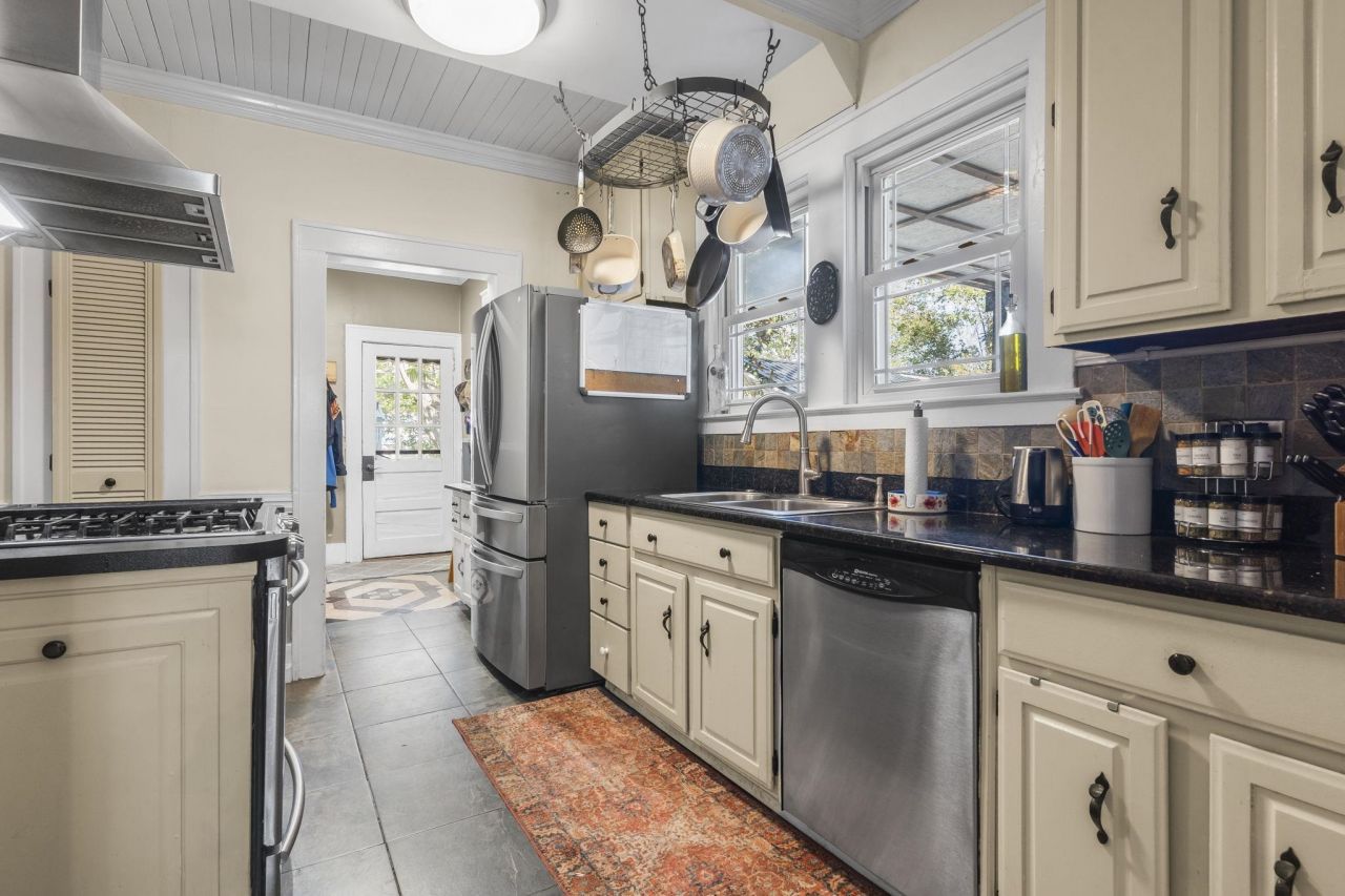 1006 10th Ave. Photo 8