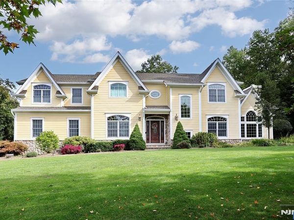 3 London Court, WOODCLIFF LAKE, NJ 07677