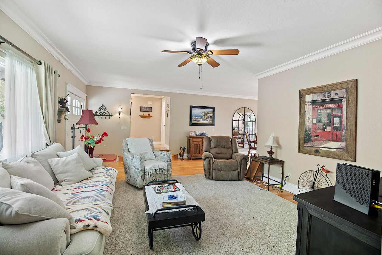 627 Carriage Road, Grants Pass, OR 97526 Main Photo