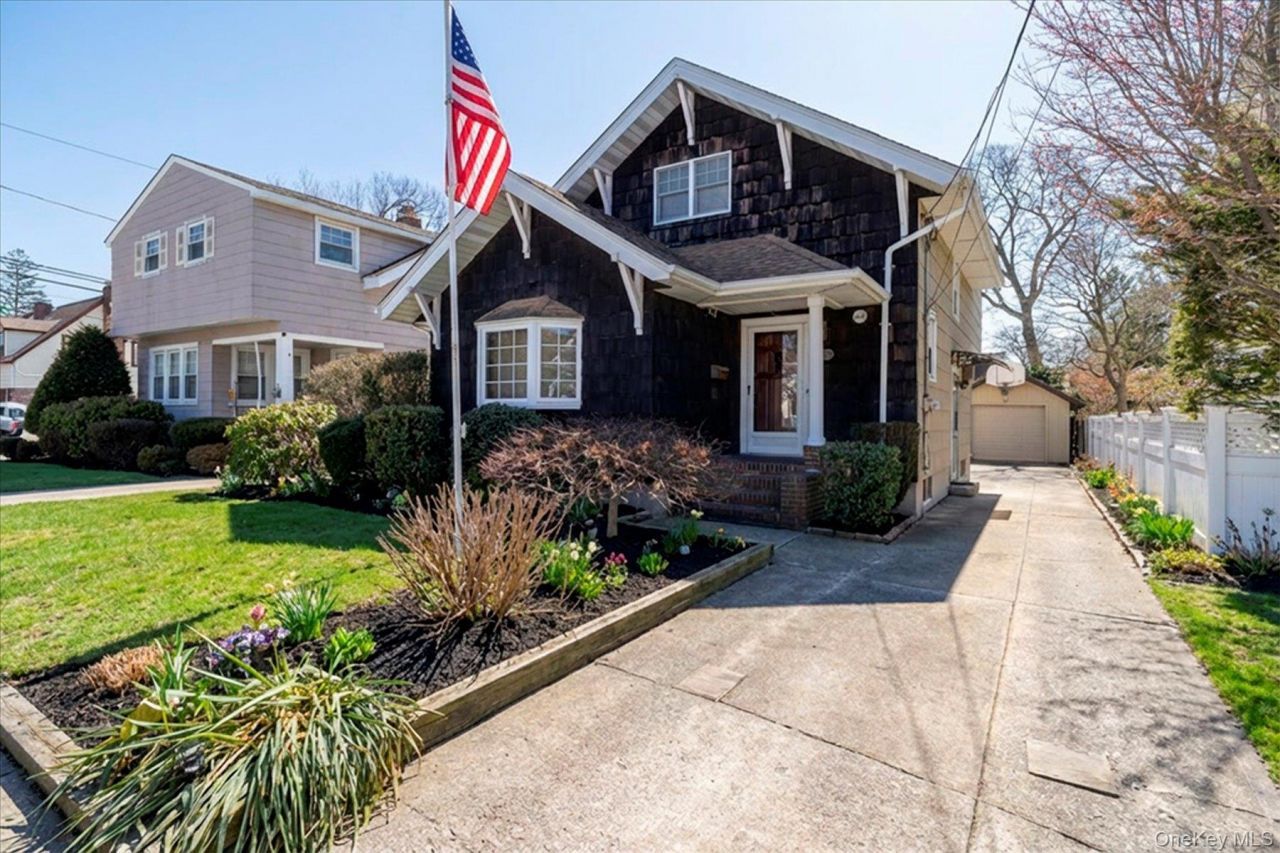 560 Stowe Avenue, North Baldwin, NY 11510 Main Photo