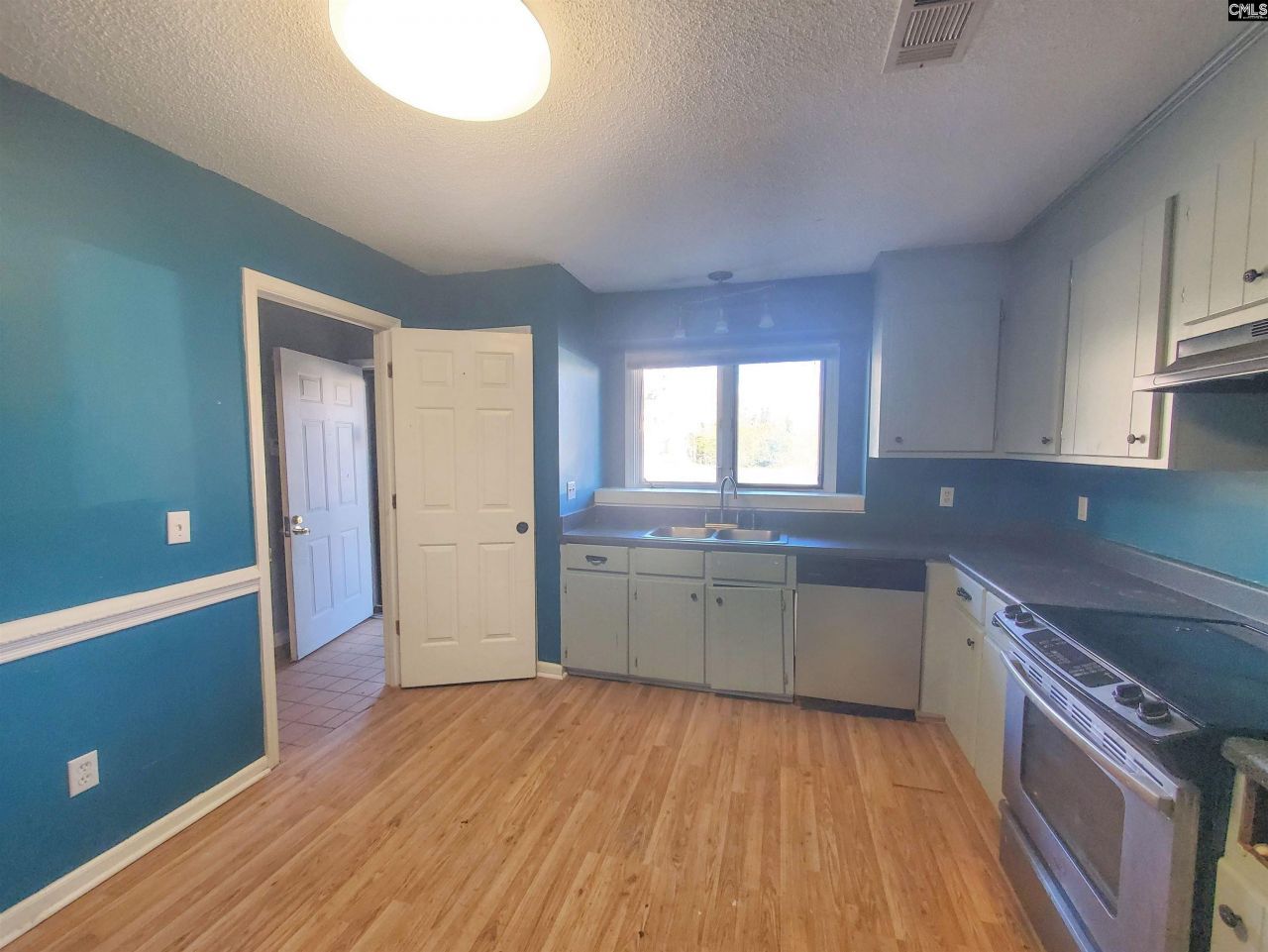 155 Lionsgate Drive  Photo 5