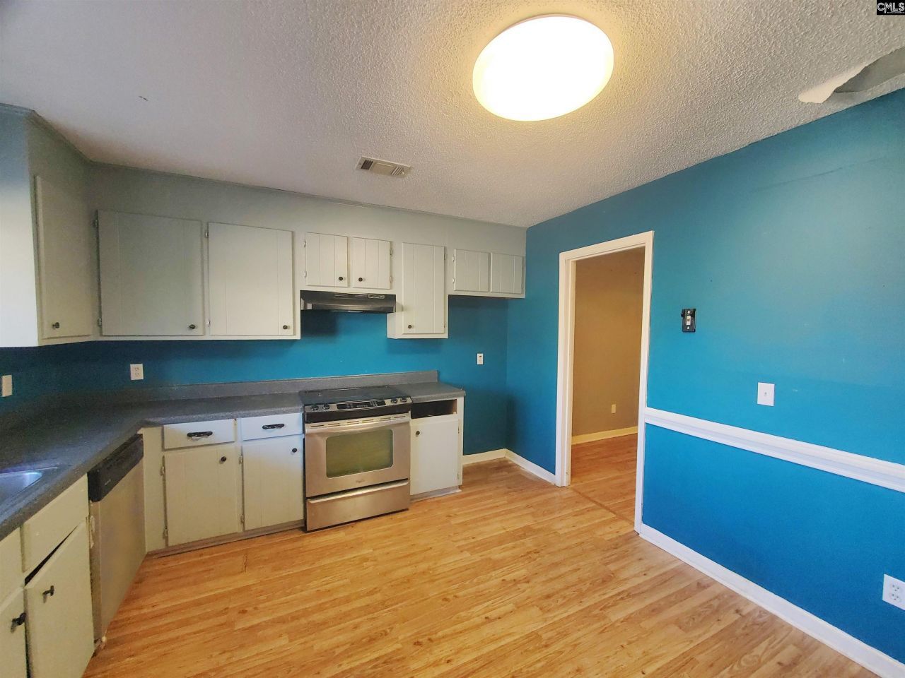 155 Lionsgate Drive  Photo 6