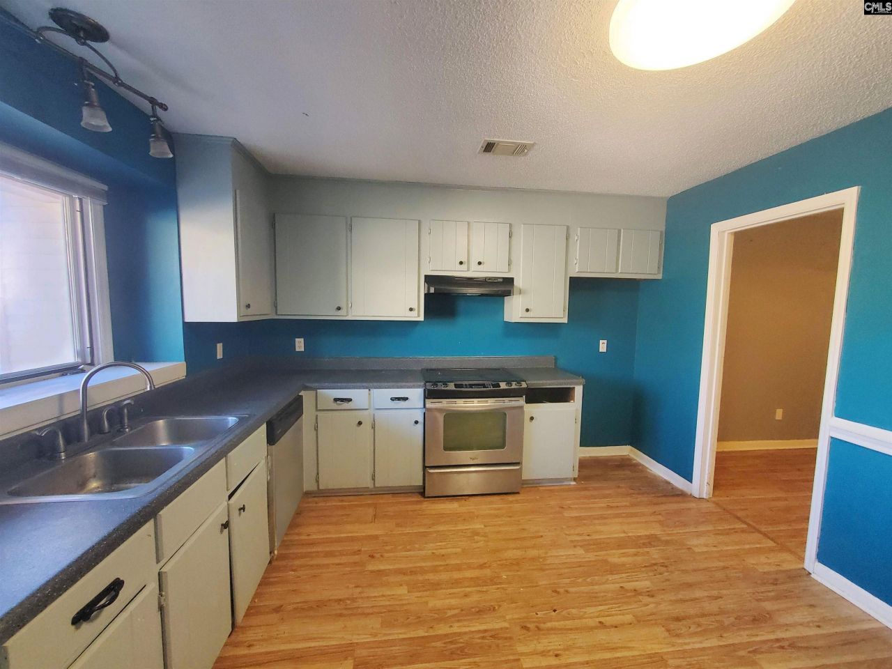 155 Lionsgate Drive  Photo 7