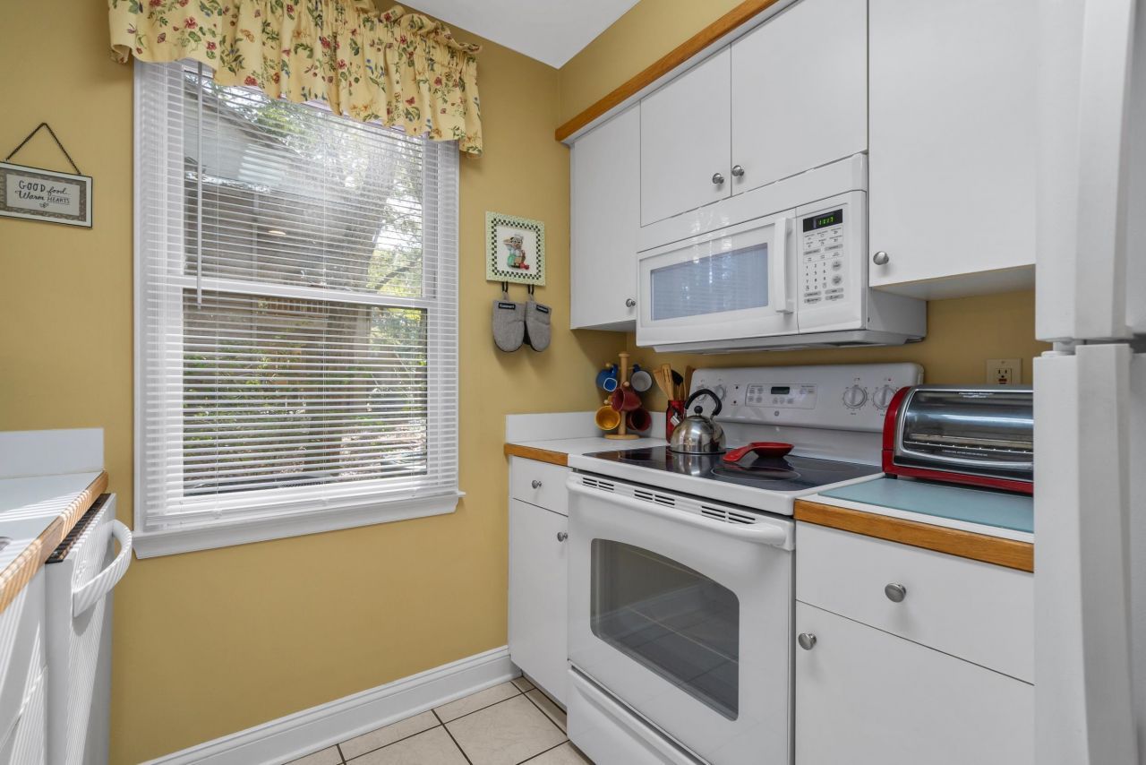 200 Stillwood Dr. Photo 16