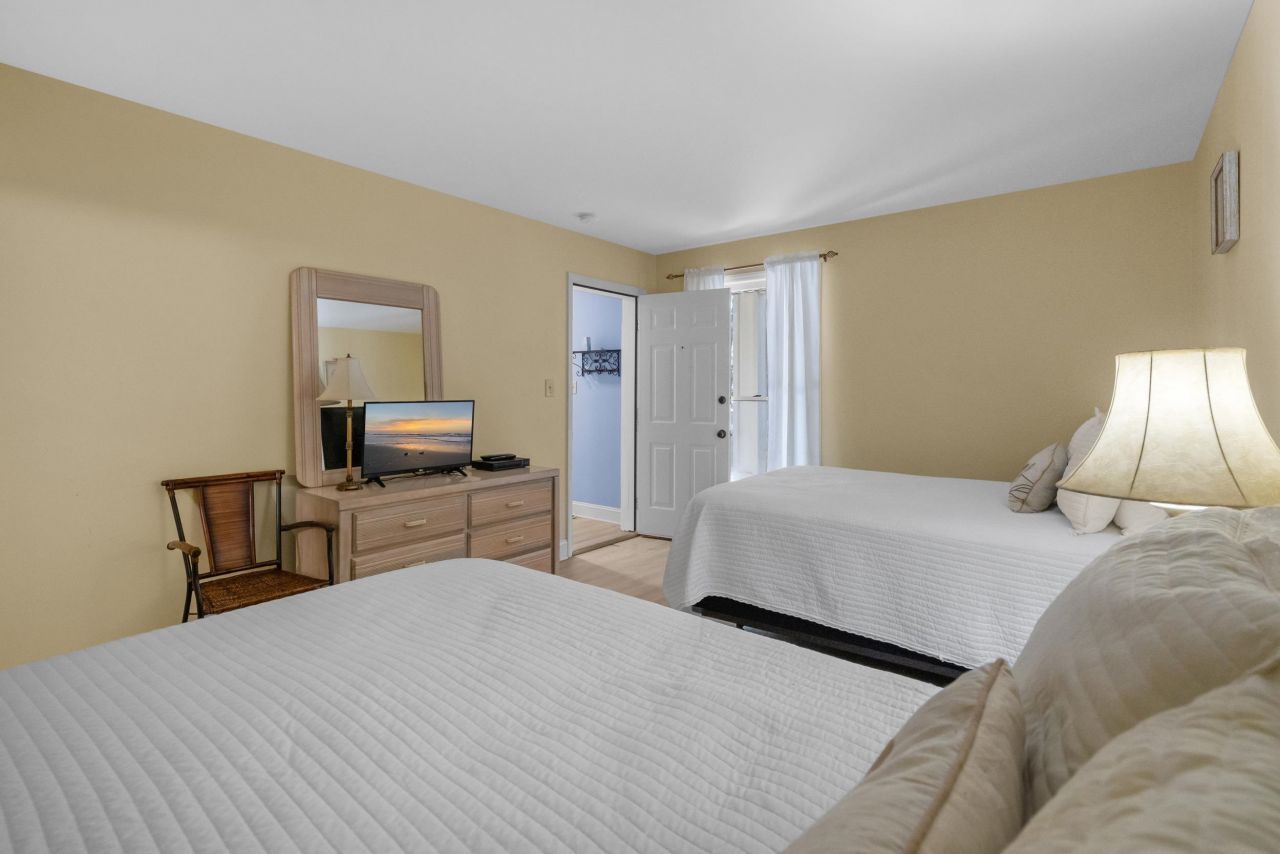 200 Stillwood Dr. Photo 27