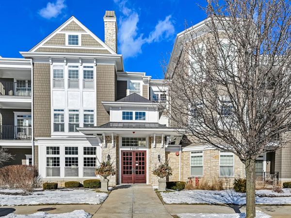 7 E KENNEDY Lane, Unit 201, Hinsdale, IL 60521