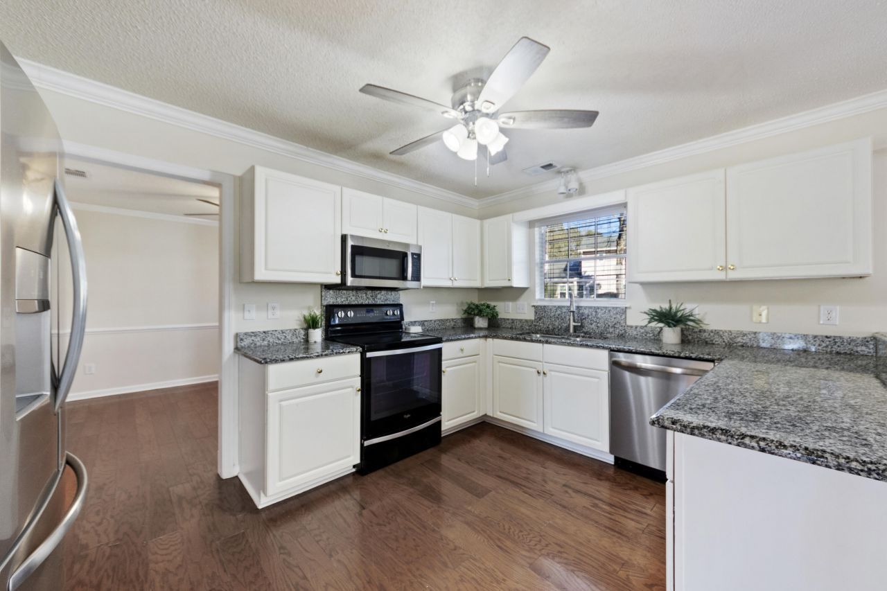 110 Bristol Lane Photo 10