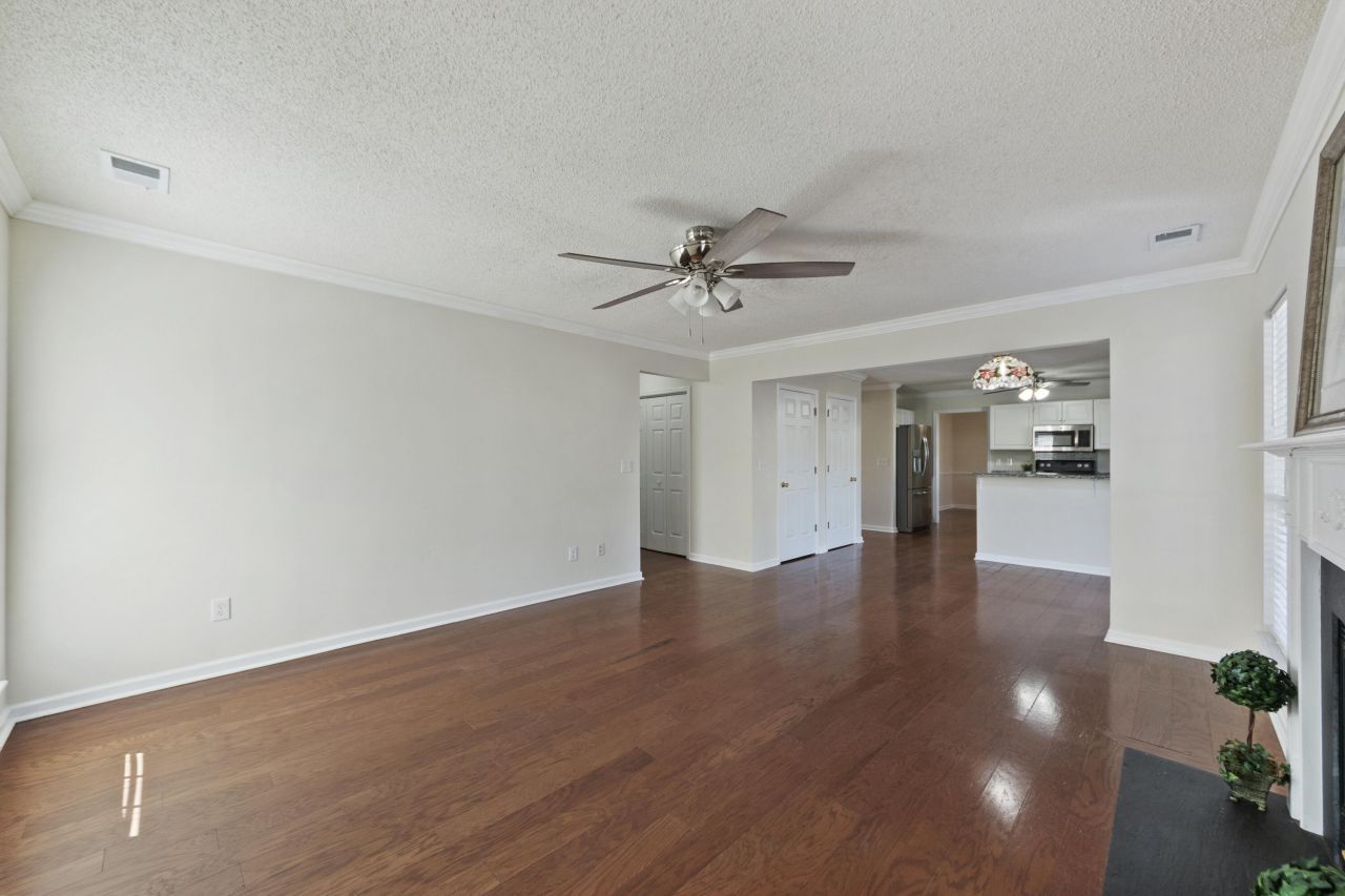 110 Bristol Lane Photo 17