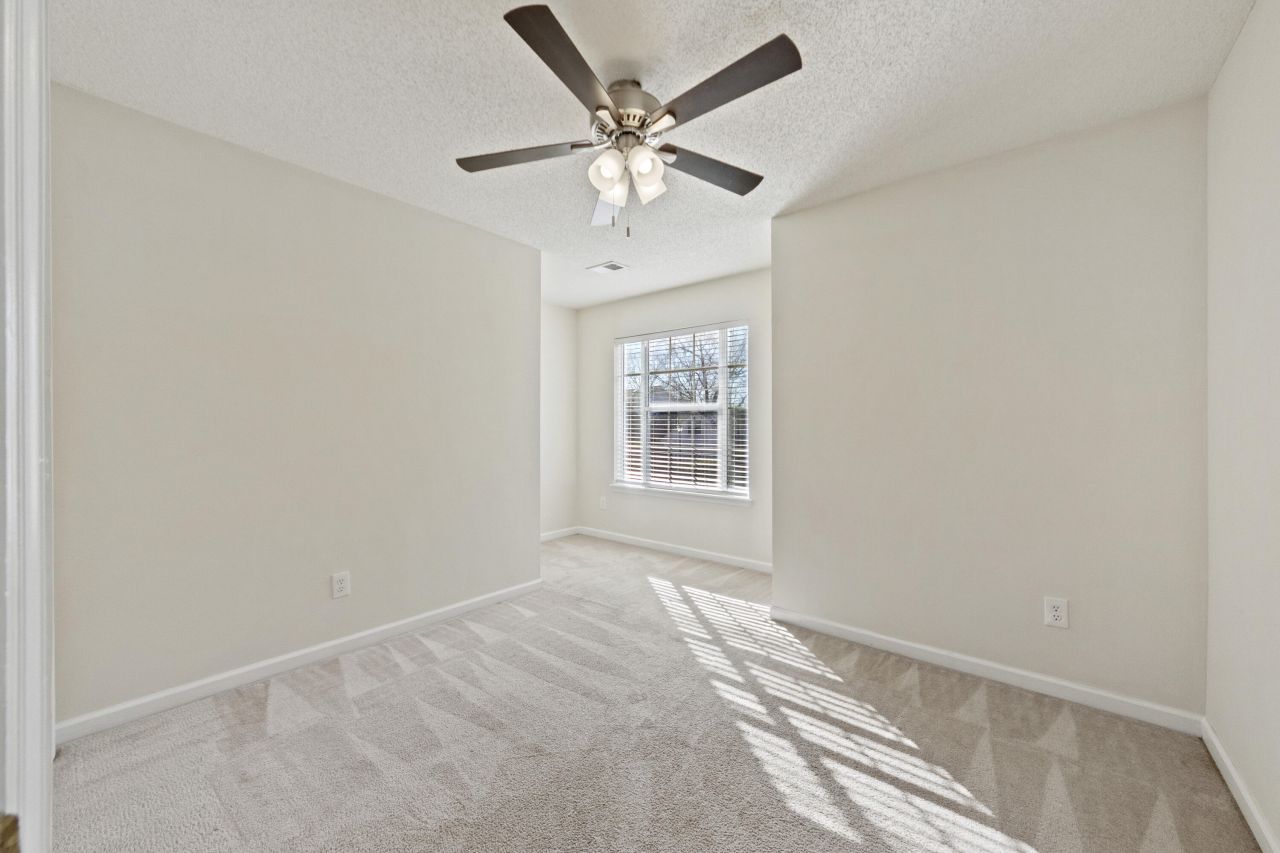 110 Bristol Lane Photo 31