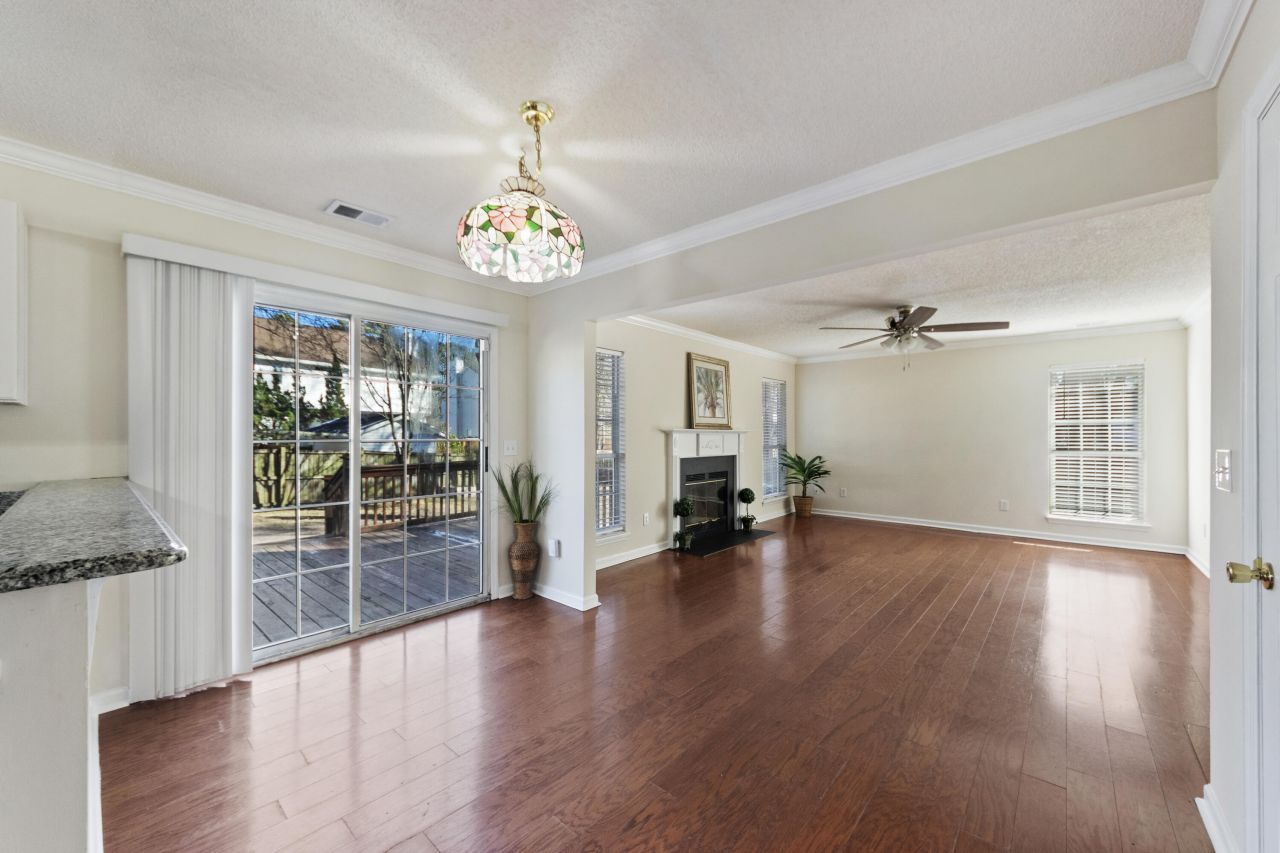 110 Bristol Lane Photo 4