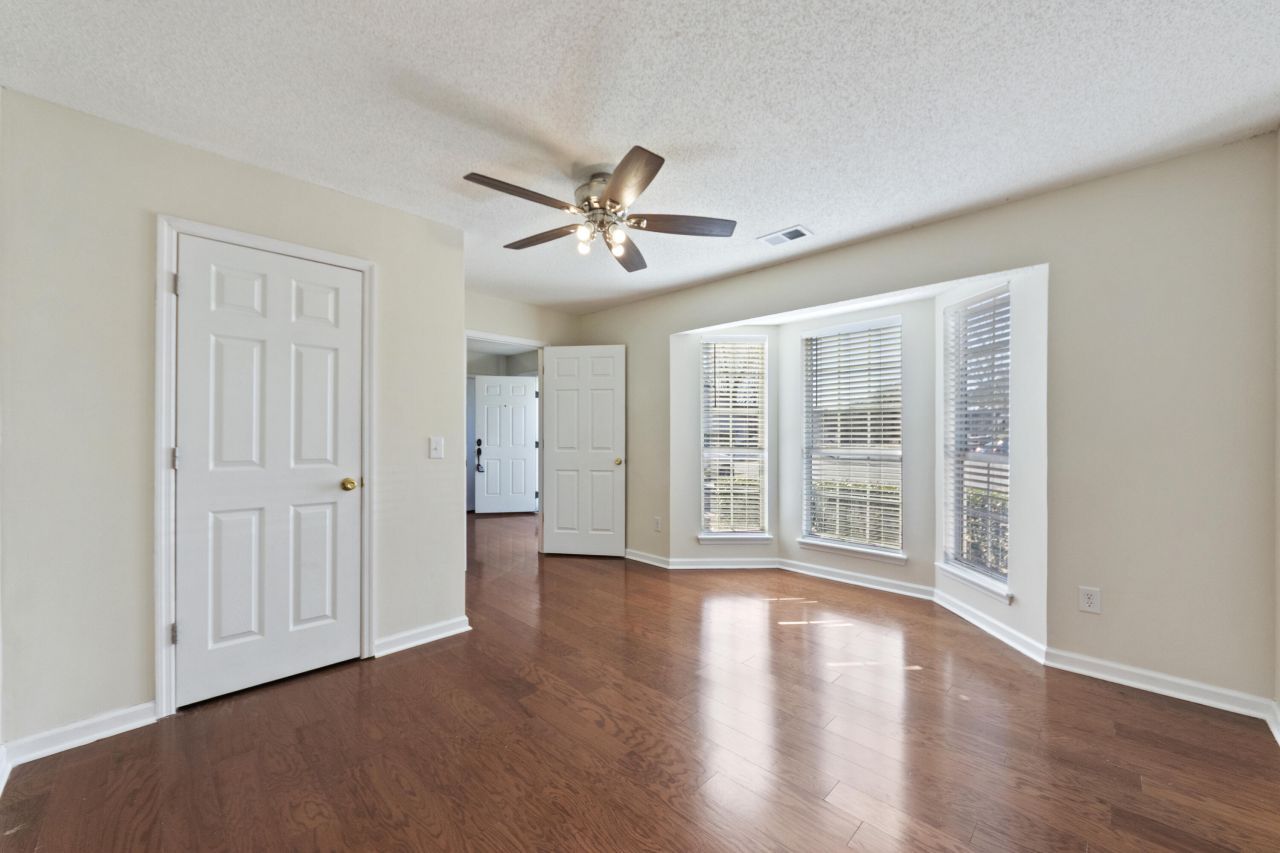 110 Bristol Lane Photo 6