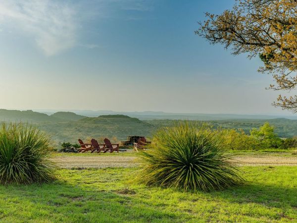 281 Kloster LN, Blanco, TX 78606