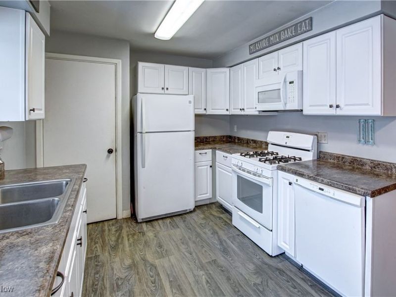 6815 Middlebrook Boulevard, Middleburg Heights, OH 44130 Photo 4