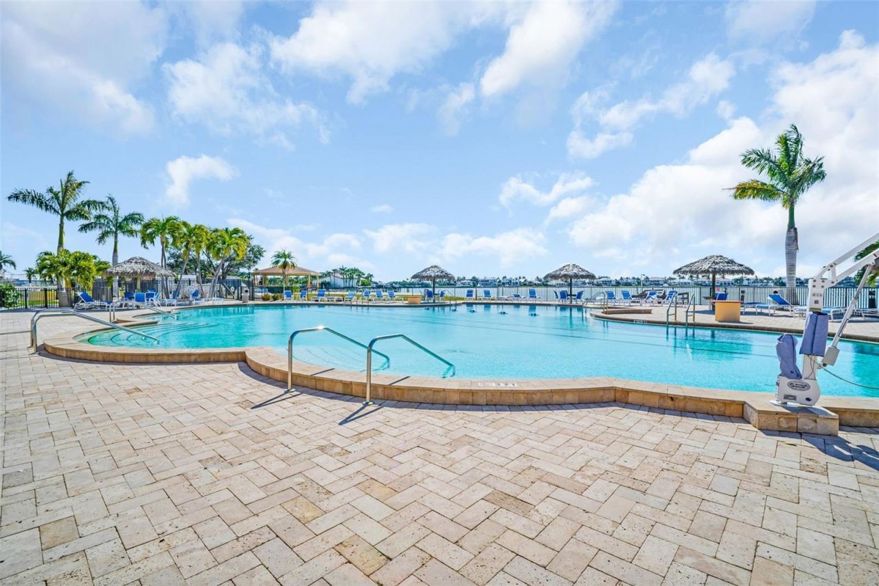 4900 Brittany Drive S, Unit 1405, Saint Petersburg, FL 33715 Photo