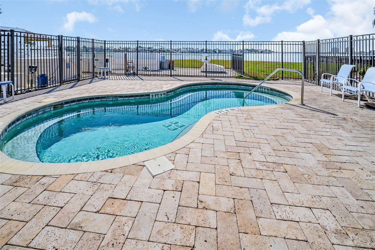 4900 Brittany Drive S, Unit 1405, Saint Petersburg, FL 33715 Photo