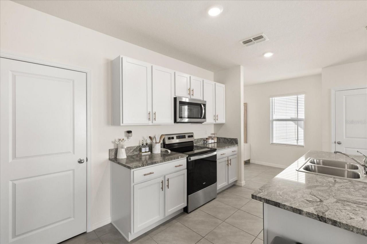 5640 Wandering Willow Drive, Wesley Chapel, FL 33545 Photo