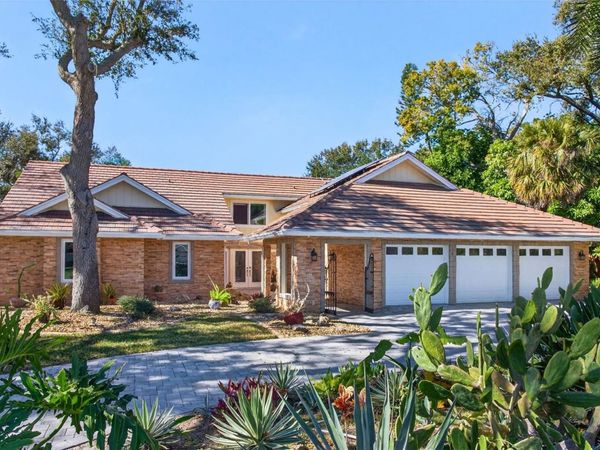 2392 LANDINGS CIRCLE, BRADENTON, FL 34209