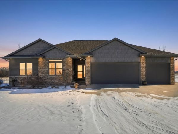 1828 160th Avenue, Manchester, IA 52057