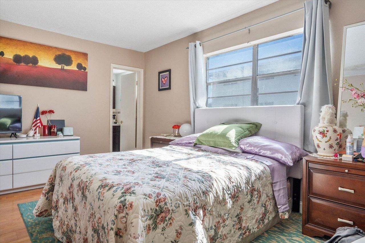 714 NE 10th Street, Unit 205, Hallandale Beach, FL 33009 Photo