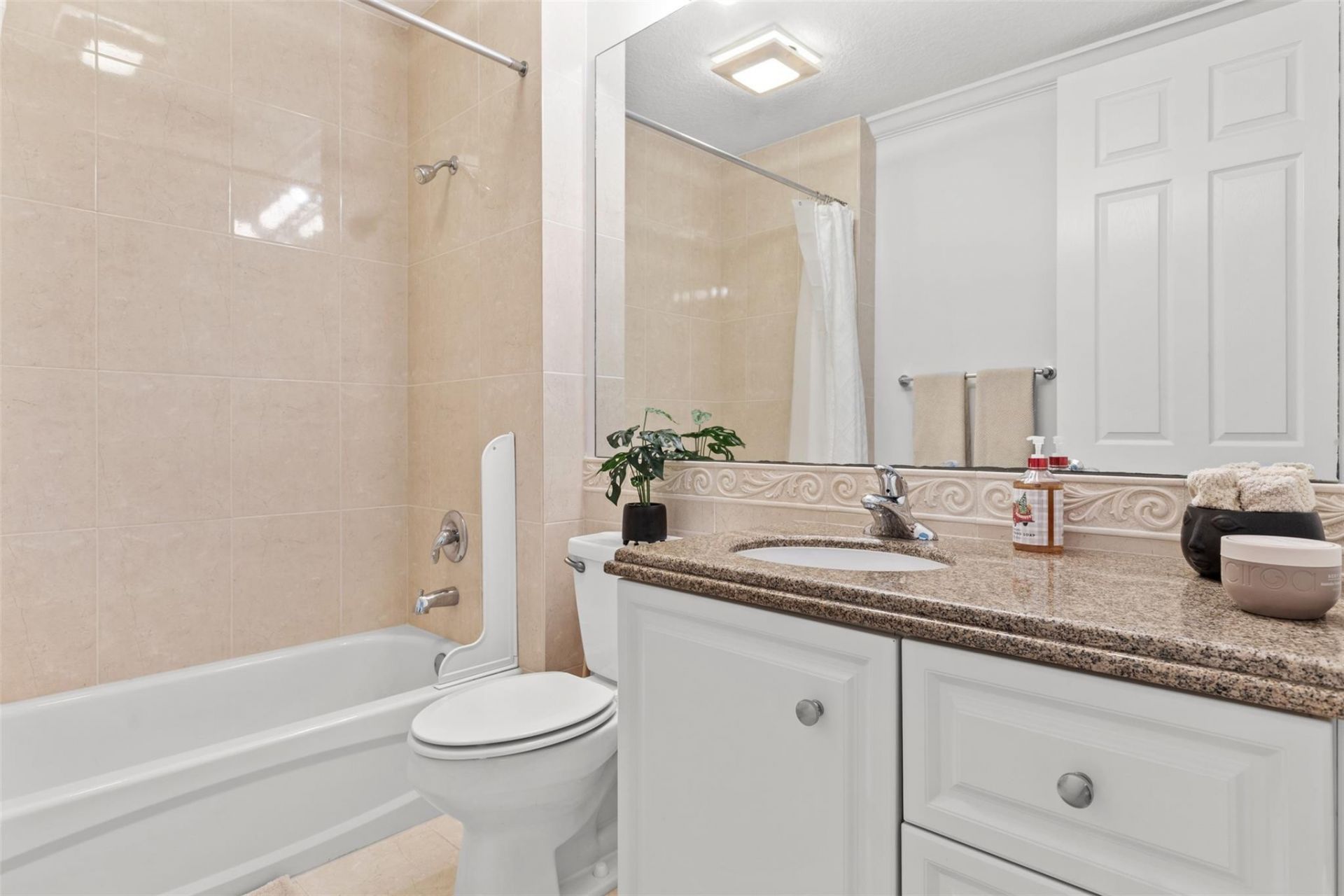 18 Harbour Isle Dr, Unit 203, Fort Pierce, FL 34949 Photo