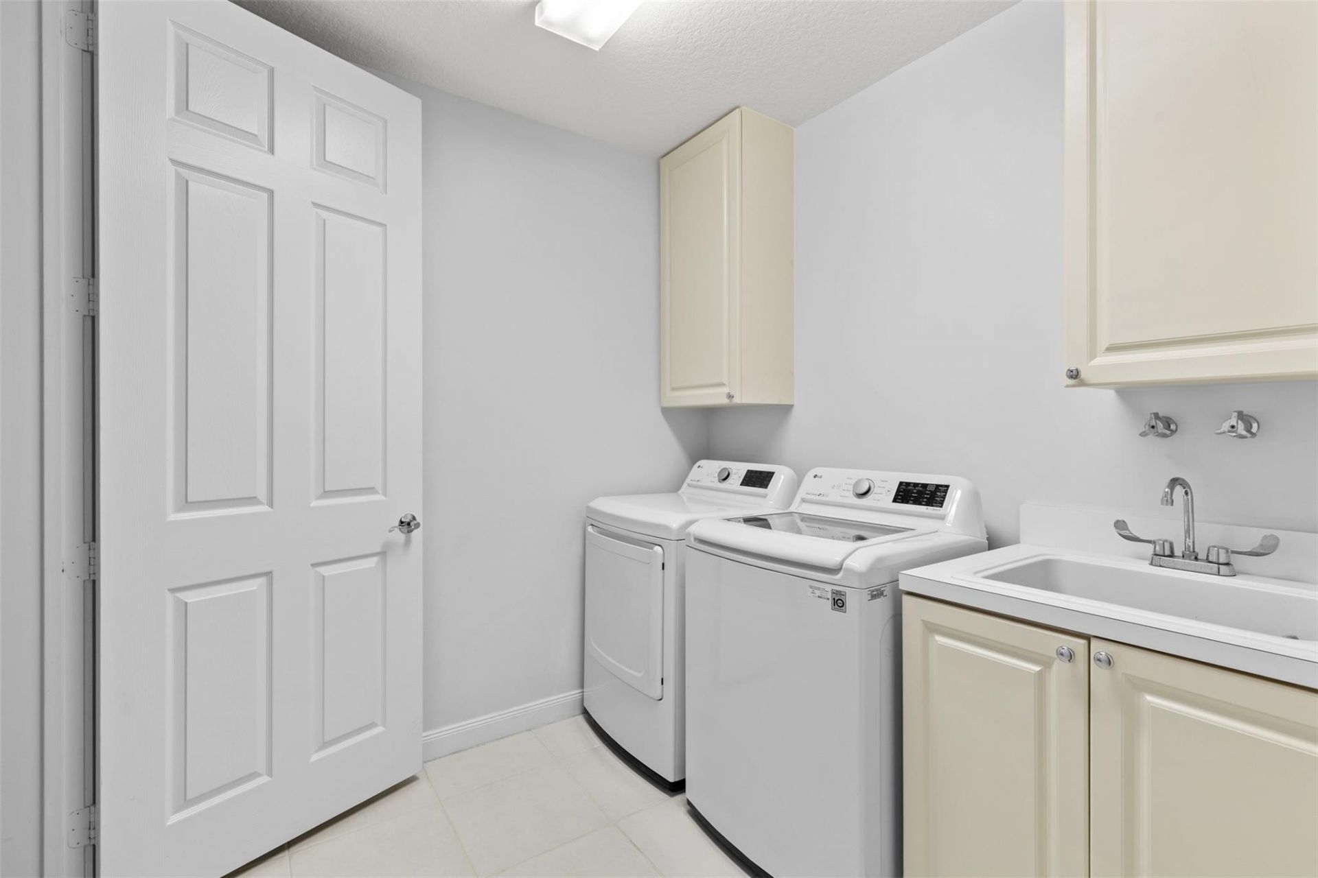 18 Harbour Isle Dr, Unit 203, Fort Pierce, FL 34949 Photo