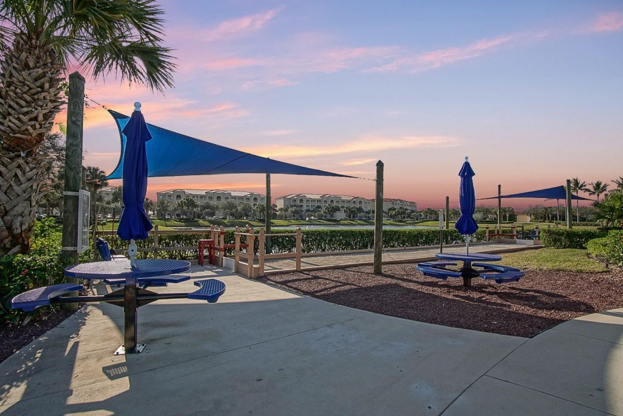 18 Harbour Isle Dr, Unit 203, Fort Pierce, FL 34949 Photo