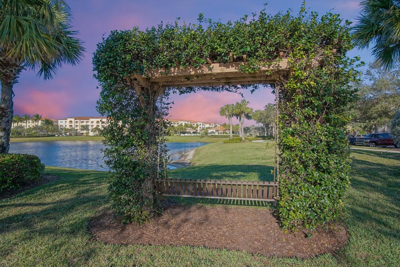 18 Harbour Isle Dr, Unit 203, Fort Pierce, FL 34949 Photo