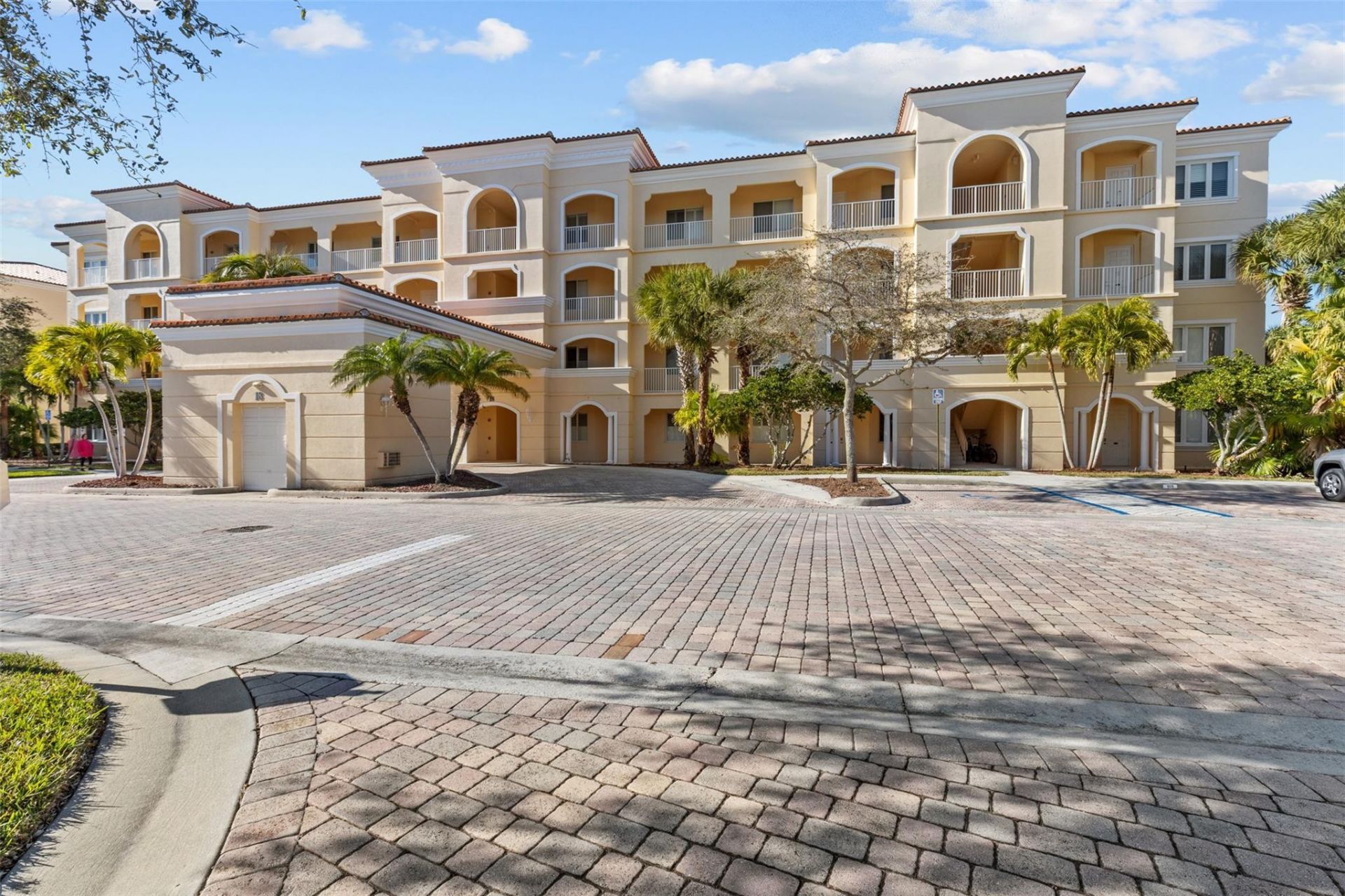 18 Harbour Isle Dr, Unit 203, Fort Pierce, FL 34949 Photo