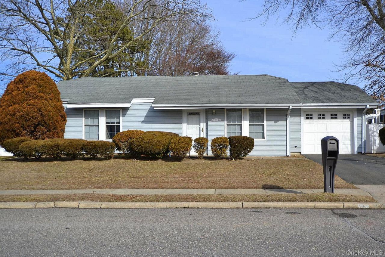 133 Inverness Road, Holbrook, NY 11741 Main Photo