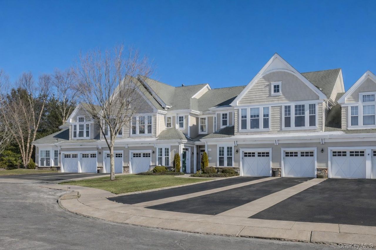 17 Sonata Court Lake Grove, NY 11755