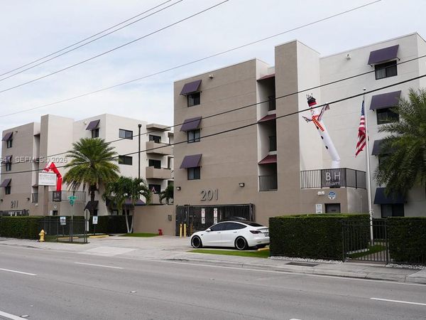 201 NW 72nd Ave, Unit 206, Miami, FL 33126