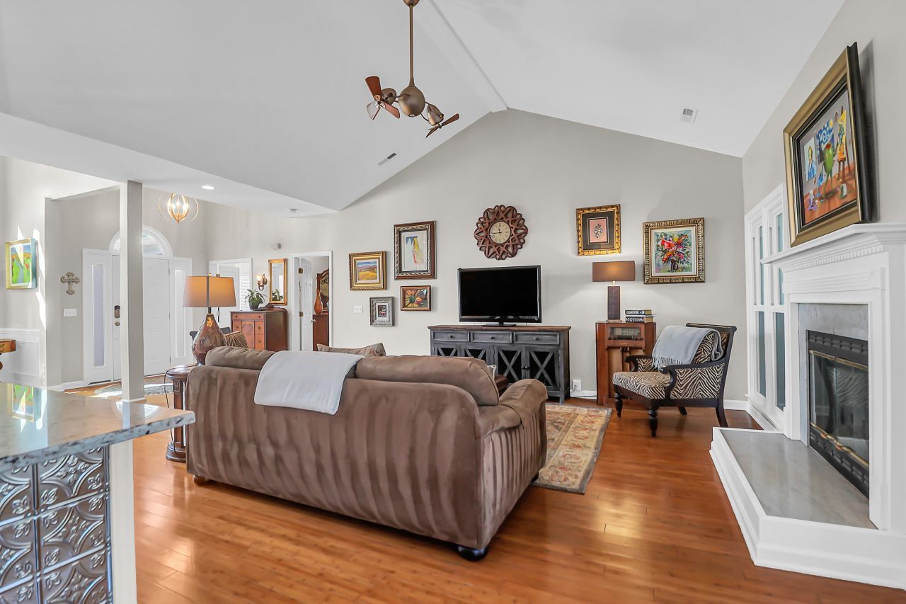 2044 Hallahan Court Photo 7