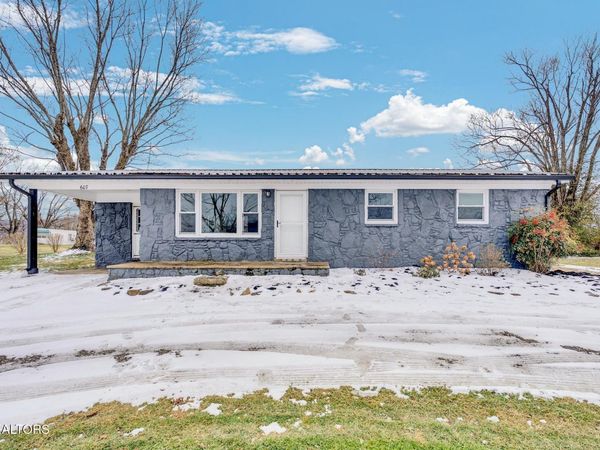 607 W 4th St, Livingston, TN 38570