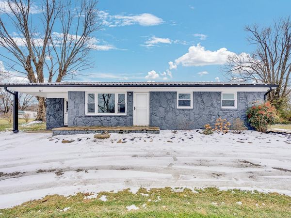 607 W 4th St, Livingston, TN 38570