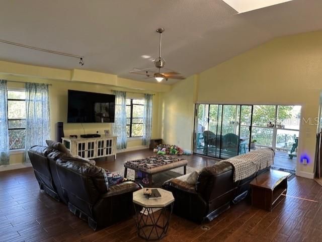 734 Weedon Drive Ne, Saint Petersburg, FL 33702 Photo