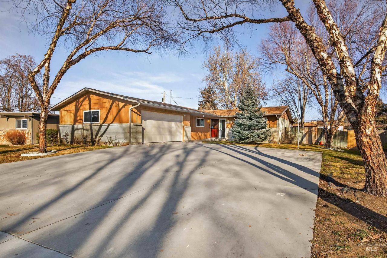 6952 W Holiday Dr, Boise, ID 83709 Main Photo