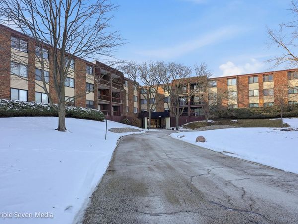 440 Raintree Court, Unit 1G, Glen Ellyn, IL 60137