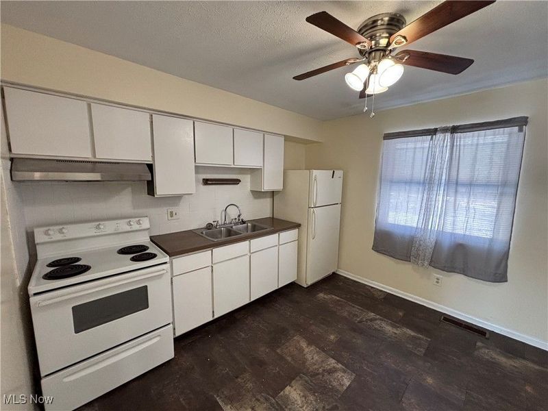 2441 45th Street NW, Canton, OH 44709 Photo 2