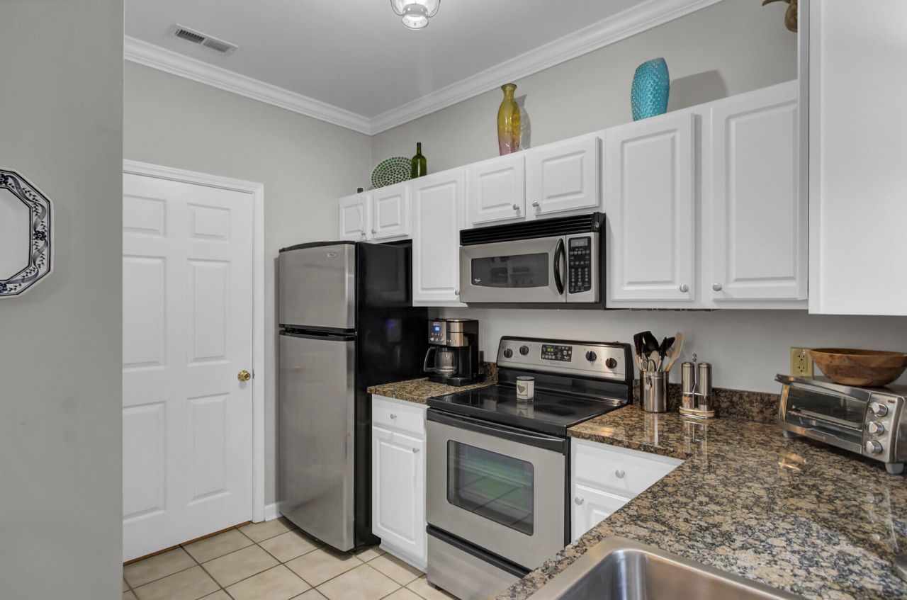 1600 Long Grove Drive Photo 17