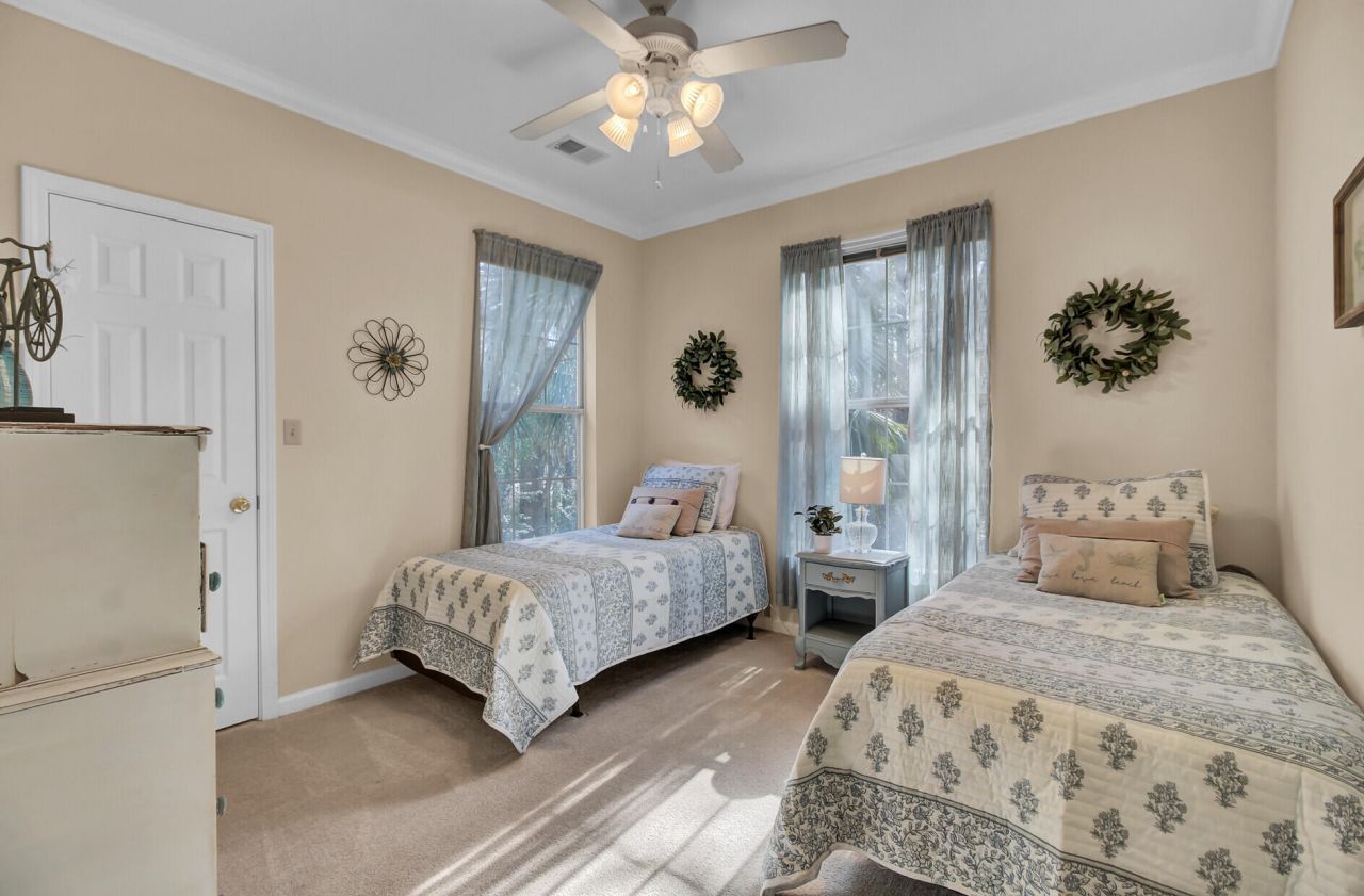 1600 Long Grove Drive Photo 23