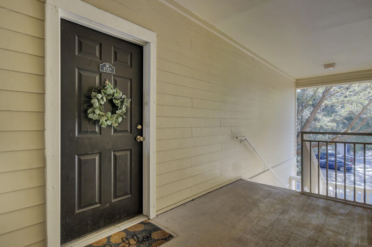 1600 Long Grove Drive Photo 5