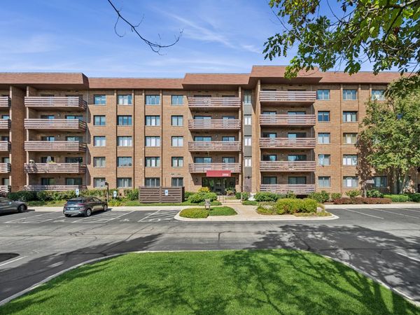2000 CHESTNUT Avenue, Unit 103, Glenview, IL 60025