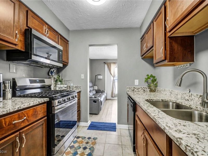 12112 Carrington Avenue, Cleveland, OH 44135 Photo 12