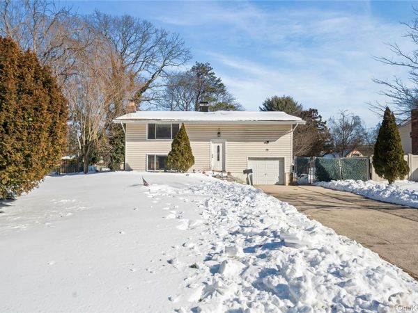 19 Scotchpine Drive , Islandia, NY 11749