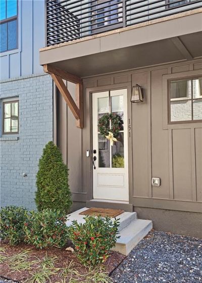 151 Chestnut Circle, Atlanta, GA 30342 Main Photo