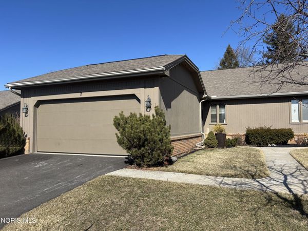 7 Meadowpond Drive, Perrysburg, OH 43551