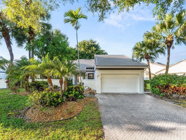 37 Clubhouse Lane, Boynton Beach, FL 33436