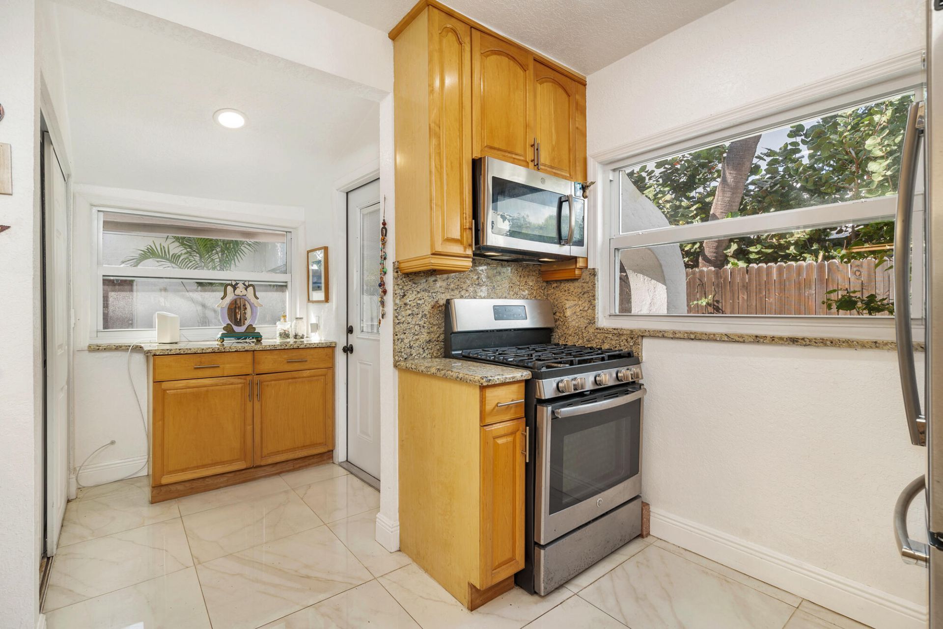 324 Pilgrim Road, West Palm Beach, FL 33405 Photo